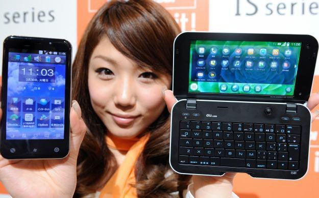 Popularność smartfonów i tabletów całkowicie zmieniła sposób korzystania z internetu /AFP