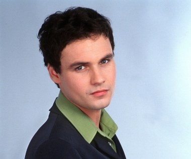 Popularny aktor kinowy i telewizyjny, Jan Wieczorkowski, kończy 45 lat.

Urodził się 24 lutego 1972 roku w Rabce-Zdroju. Po ukończeniu edukacji w I Liceum Ogólnokształcącym im. Eugeniusza Romera w Rabce-Zdroju, Wieczorkowski dostał się na studia w Akademii Teatralnej w im. Aleksandra Zelwerowicza w Warszawie. Studia te ukończył w 1997 roku, otrzymując za kreację dyplomową (tytułowa rola w "Joko świętuje rocznicę") nagrodę II Festiwalu Przedstawień Dyplomowych w Łodzi.