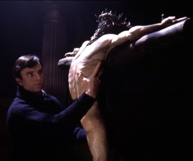 Popularny aktor Sam Neill, znany z takich filmów jak "Park Jurajski" czy "Fortepian",  w czwartek, 14 września, obchodzi 70. urodziny.

Urodził się w Irlandii, wychował w Nowej Zelandii. Aktorską karierę rozpoczynał od występów w filmie Rogera Donaldsona "Sleeping Dogs" (Nowa Zelandia, 1978) oraz obrazie "My Brilliant Career" w reżyserii Gillian Armstrong (Australia, 1980). 

Międzynarodową popularność przyniosła mu jednak dopiero diabelska rola w filmie "Omen III: Ostatnie Starcie" (1981).