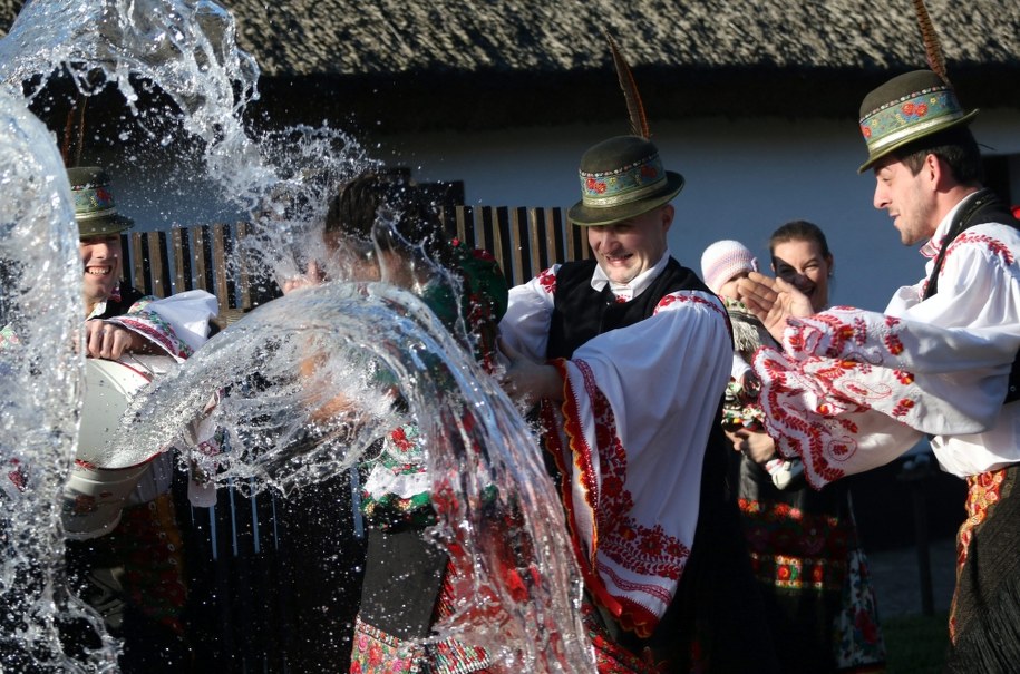 Popularny i praktykowany do dziś zwyczaj oblewania wodą w wielkanocny poniedziałek  dawniej miał też duże znaczenie towarzyskie. Jeżeli któraś z panien nie została oblana przez kawalera, oznaczało to brak sympatii i przysparzało dziewczynie wstydu. W niektórych okolicach oblanie panny przez kawalera było nawet równoznaczne z oświadczynami. /Janos Vajda    /PAP/EPA