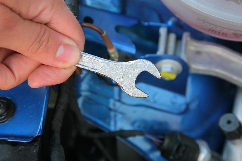 Popularny klucz płaski działa na łeb śruby jedynie w dwóch punktach, co może prowadzić do zniszczenia (tzw. omknięcia) śruby. Wbrew pozorom, z tego typu kluczy przy aucie korzysta się dość rzadko. /Motor