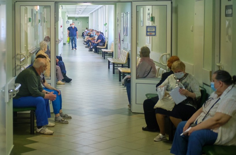 Popularyzacja specjalizacji geriatrycznej mogłaby rozwiązać problem kolejek do specjalistów. Tymczasem jednak geriatrów jest za mało, i są za starzy /123RF/PICSEL