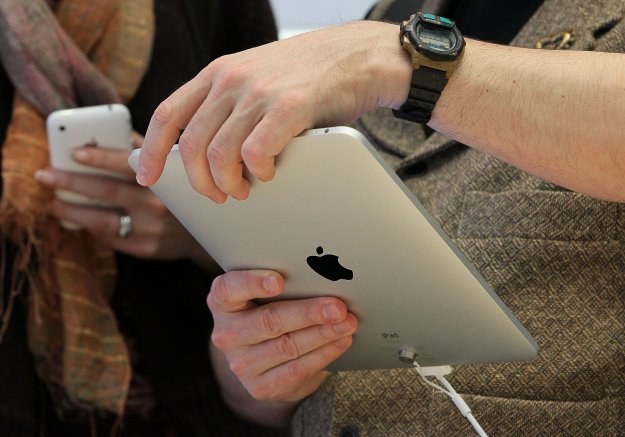 Popyt na iPada w USA okazał się tak duży, że Apple musiał odłożyć jego zagraniczną premierę /AFP