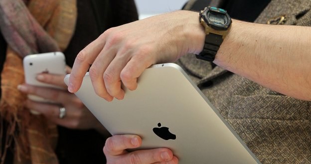 Popyt na iPada w USA okazał się tak duży, że Apple musiał odłożyć jego zagraniczną premierę /AFP