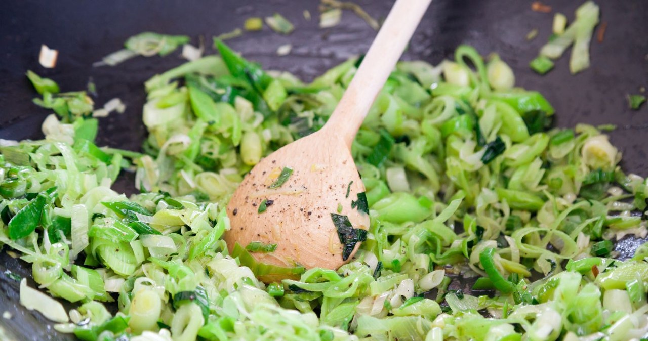 Por jest wspaniałym zamiennikiem cebuli, zwłaszcza gdy szukasz łagodniejszego smaku / FotoCuisinette /Canva Pro