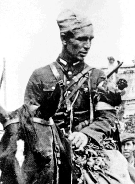 Por. Marian Bernaciak „Orlik” wkracza na czele swego oddziału do Ryk, 26 lipca 1944 r. /IPN