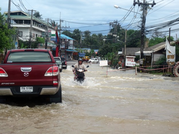 Pora deszczowa w Tajlandii normalnie trwa od czerwca do listopada. Ostatnia się jednak przedłużyła (Koh Samui, 6 grudnia 2016) /Sam Gruber/DPA /PAP