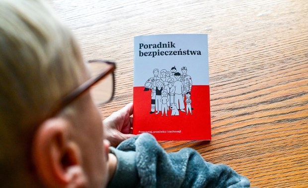 "Poradnik bezpieczeństwa" droższy niż planowano. "Bezpieczeństwo Polek i Polaków nie ma ceny"