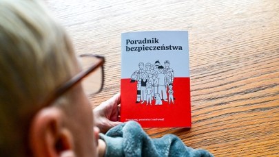 "Poradnik bezpieczeństwa" droższy niż planowano. "Bezpieczeństwo Polek i Polaków nie ma ceny"