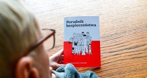 "Poradnik bezpieczeństwa" droższy niż planowano. Ministerstwo wskazuje powody