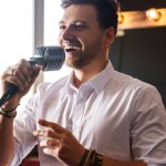 Poradniki, ćwiczenia, leki. Panowie pracują nad swoim głosem by był "męski"