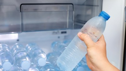 Porady na upały. Jak schłodzić pomieszczenie zamrożoną butelką z wodą?