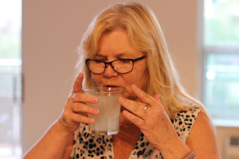 Poranna szklanka wody z imbirem działa jak naturalny detoks – przyśpiesza metabolizm i usprawnia pracę jelit /123RF/PICSEL