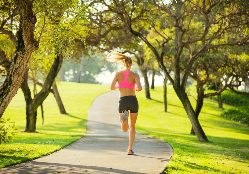 Poranne bieganie to idealny sposób na rozpoczęcie dnia. Nasz mózg dotlenia się, więc sprawniej pracuje przez resztę doby /123RF/PICSEL