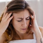 Poranne bóle głowy nie biorą się znikąd. Lekarze wskazują kilka częstych przyczyn