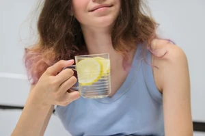 Poranne oczyszczanie na czczo. Czy woda z cytryną, sok z selera i woda kokosowa naprawdę działają? 