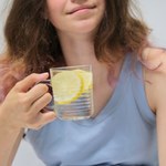 Poranne oczyszczanie na czczo. Czy woda z cytryną, sok z selera i woda kokosowa naprawdę działają? 