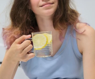 Poranne oczyszczanie na czczo. Czy woda z cytryną, sok z selera i woda kokosowa naprawdę działają? 