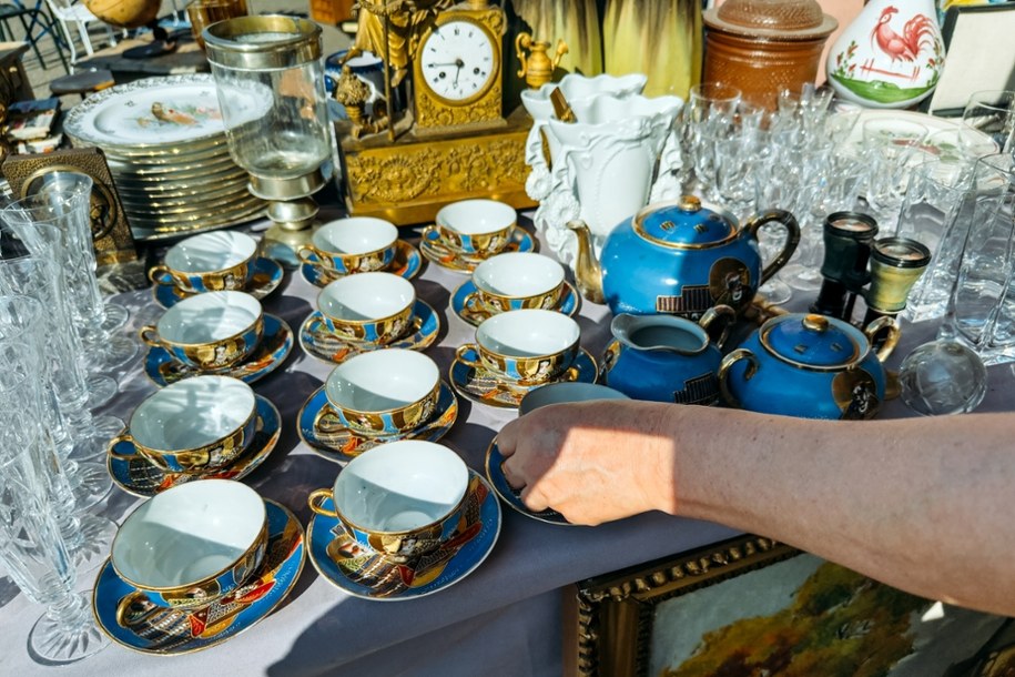 Porcelana kupiona na pchlim targu może być niebezpieczna /Shutterstock