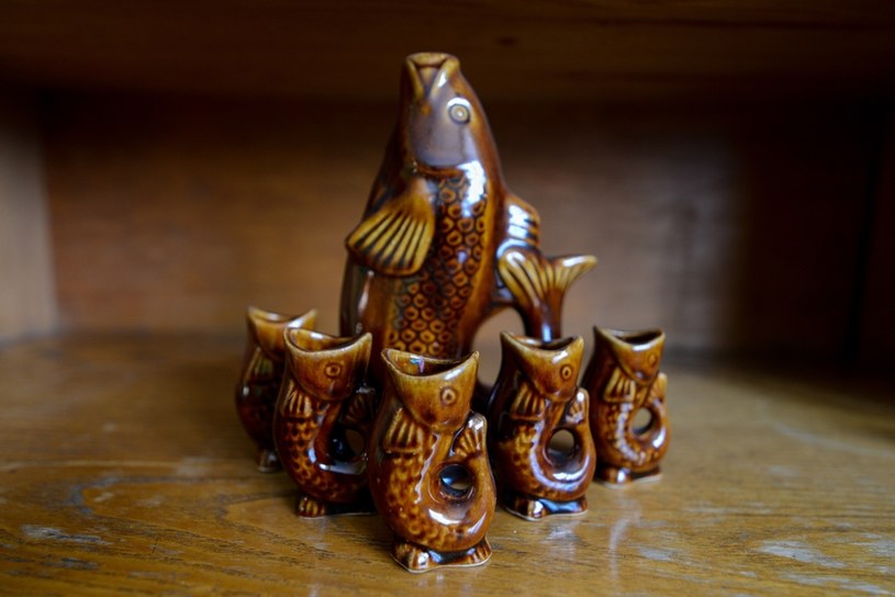 Porcelanowe kieliszki i karafka w kształcie ryby / fot. Adam Staśkiewicz /East News