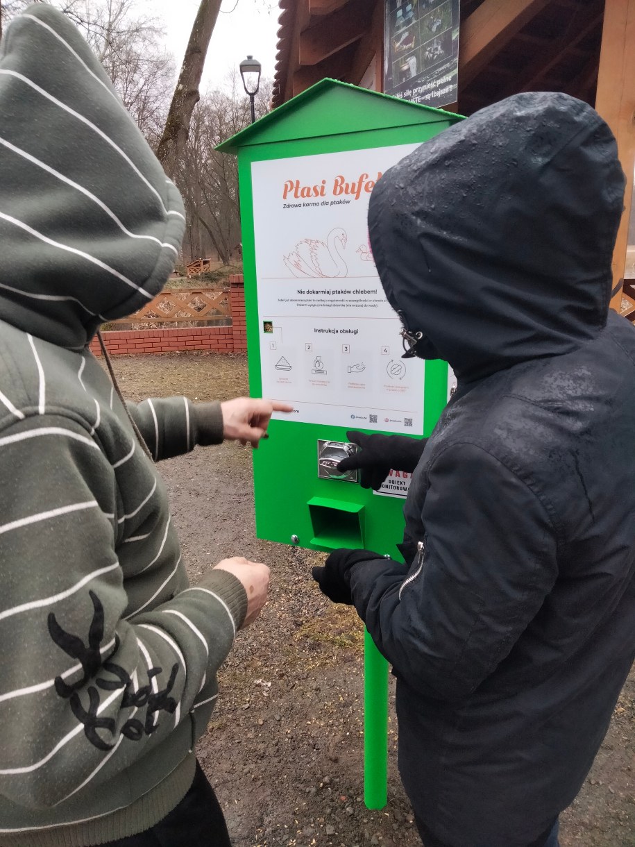 Porcja karmy kosztuje 2 zł, zebrane środki posłużą uzupełnianiu automatów w pokarm dla ptaków /Sylwia Turkiewicz /