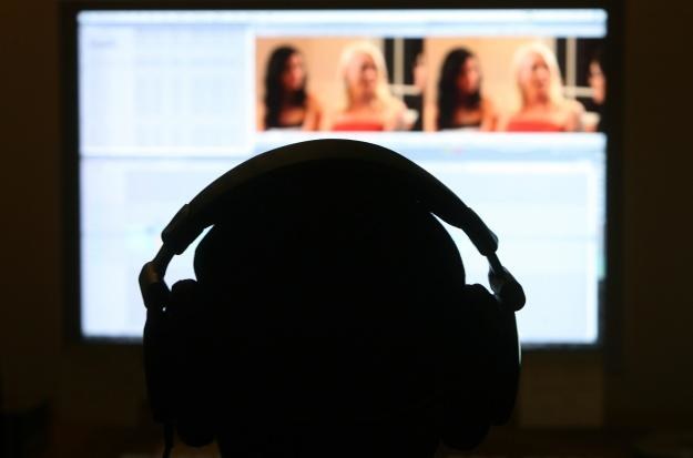 Porno-domeny zdobywają coraz większą popularność, ale budzą też obawy /AFP