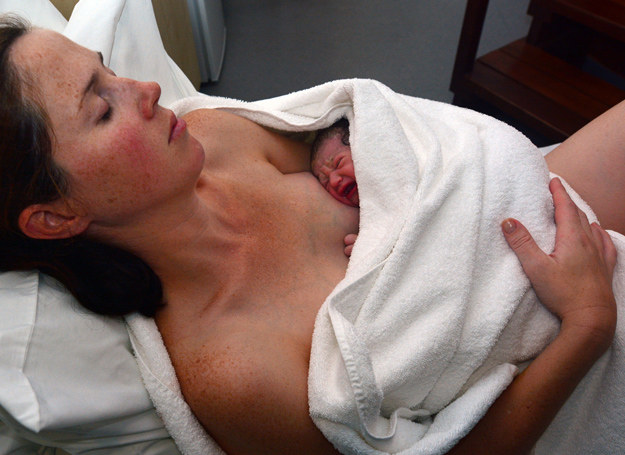 Poród jest sytuacją zmieniającą życie kobiety /123RF/PICSEL