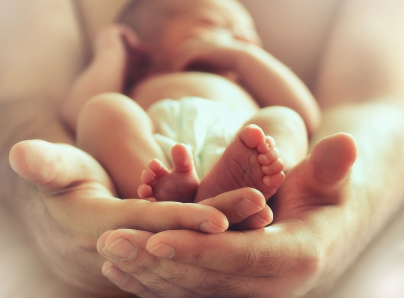 Poród rodzinny umacnia więzy pomiędzy ojcem a nowo narodzonym dzieckiem /123RF/PICSEL