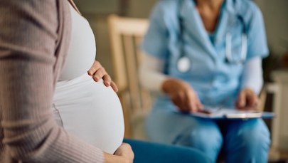 Poród w nowojorskim sądzie. Kobieta rodziła w kajdankach?