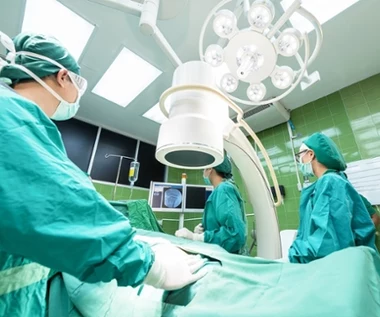 Porównanie nici niewchłanialnych i wchłanialnych pod kątem zastosowań klinicznych