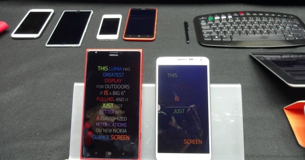 Porównanie wyświetlaczy - Nokia Lumia 1520 i telefon konkurencji /INTERIA.PL