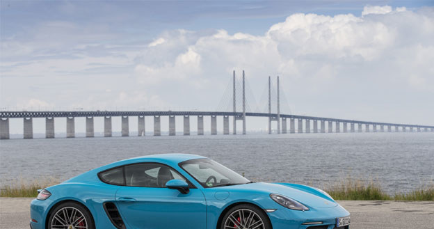 Porsche 718 Cayman na tle mostu łączącego Malmo z Kopenhagą /Informacja prasowa