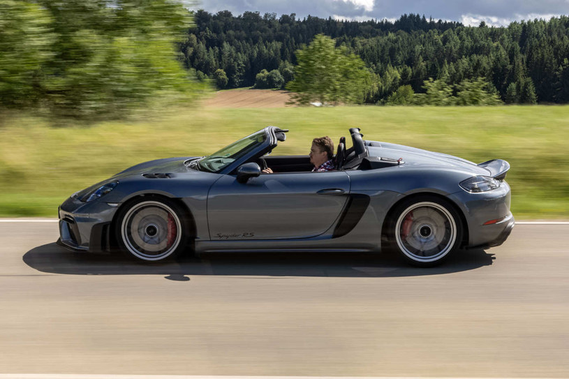 Porsche 718 Spyder RS ze zdjętym dachem rozpędza się do 308 km/h fot. Porsche / Juergen Tap /