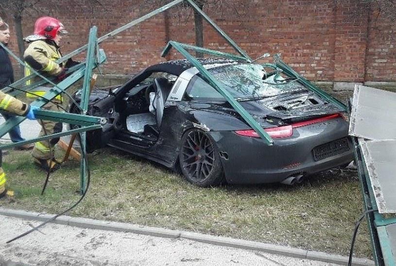 Porsche 911 Targa dosłownie zmiotło przystanek w Łodzi /KM PSP w Łodzi /
