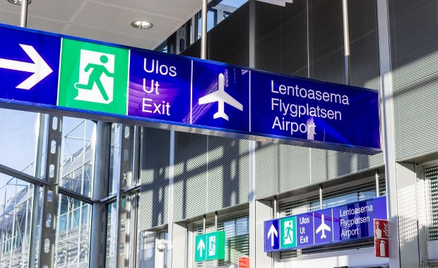 Porsche i bentleye na lotnisku w Helsinkach. To Rosjanie ruszyli na wakacje