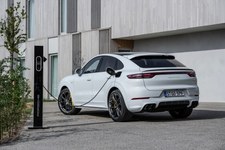 Porsche ma już dziesięć hybrydowych modeli plug-in