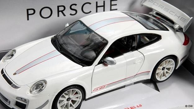 Porsche osiągnął w 2013 roku ogromne obroty w sprzedaży. Zyskują na tym pracownicy koncernu /Deutsche Welle