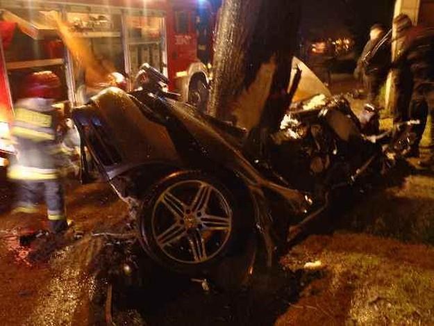 Tragiczny wypadek. Porsche 911 rozbiło się na drzewie