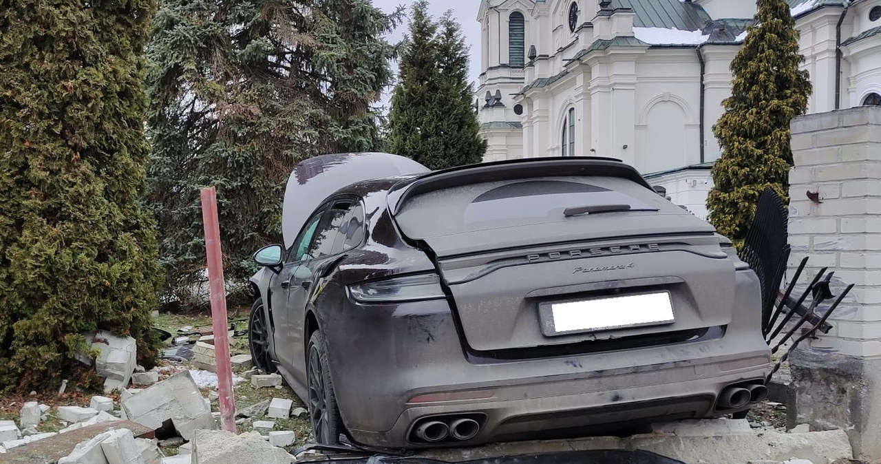 Porsche Panamera przebiła kościelne ogrodzenie. Na szczęście nikt nie odniósł obrażeń / Fot: Straż pożarna /