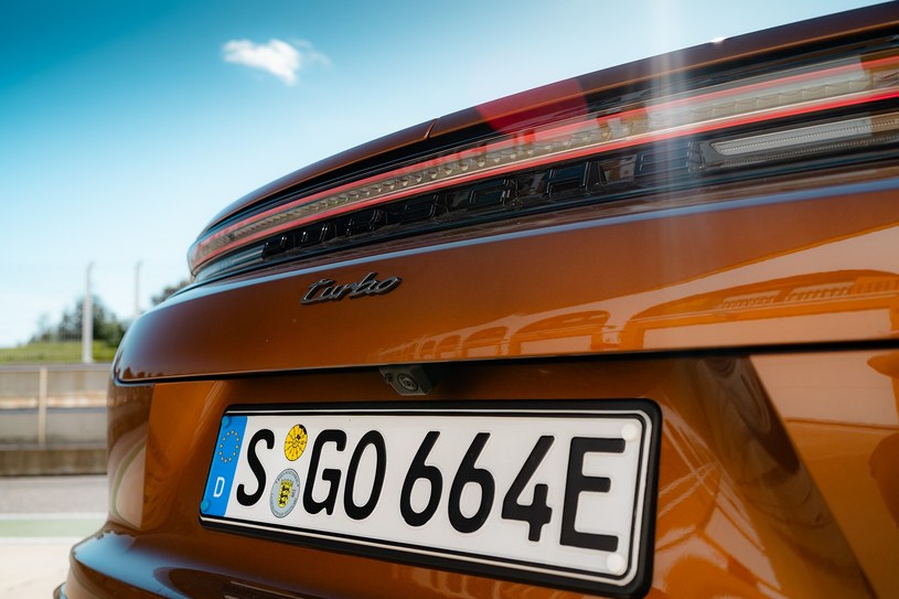 Porsche Panamera Turbo E-Hybrid w nowym lakierze "Madeira Gold". /Jan Guss-Gasiński /INTERIA.PL
