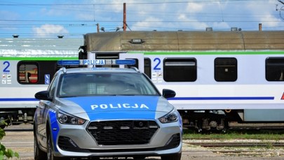 ​Porsche pod pociągiem. Za kierownicą siedział 69-latek