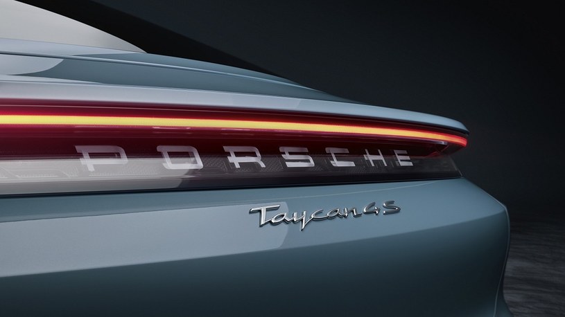 Porsche Taycan określony najlepszym elektrycznym samochodem na świecie /Geekweek