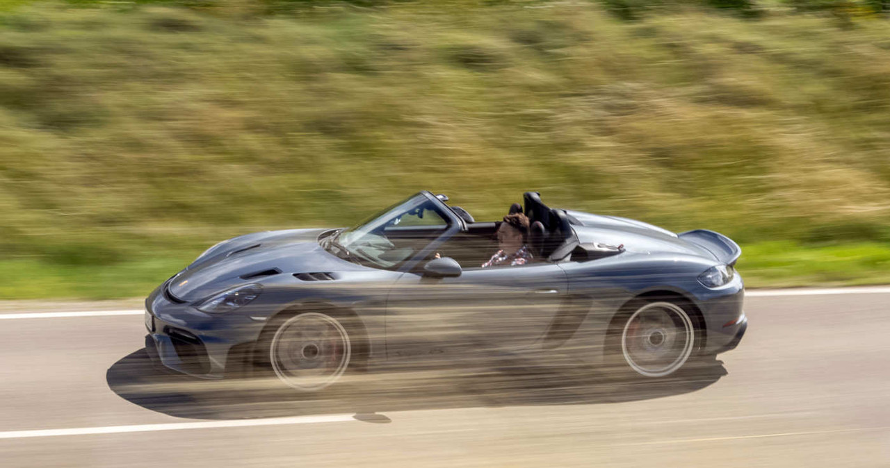 Porsche zaleca, by przy prędkościach powyżej 200 km/h 718 Spyder RS jeździć bez dachu / fot. Porsche / Juergen Tap /