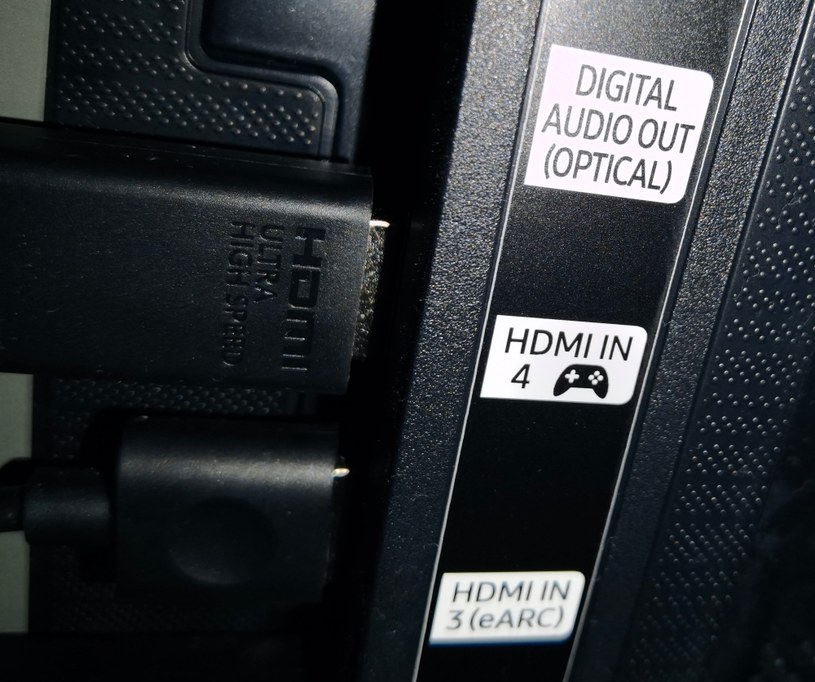 Port HDMI 2.1 pozostaje najważniejszym sojusznikiem nowych konsol - jego symbol to gamepad /INTERIA.PL