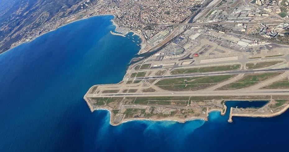 Port lotniczny w Nicei w trakcie lądowania pozwala podziwiać Lazurowe Wybrzeże. /nice.aeroport.fr /materiały prasowe