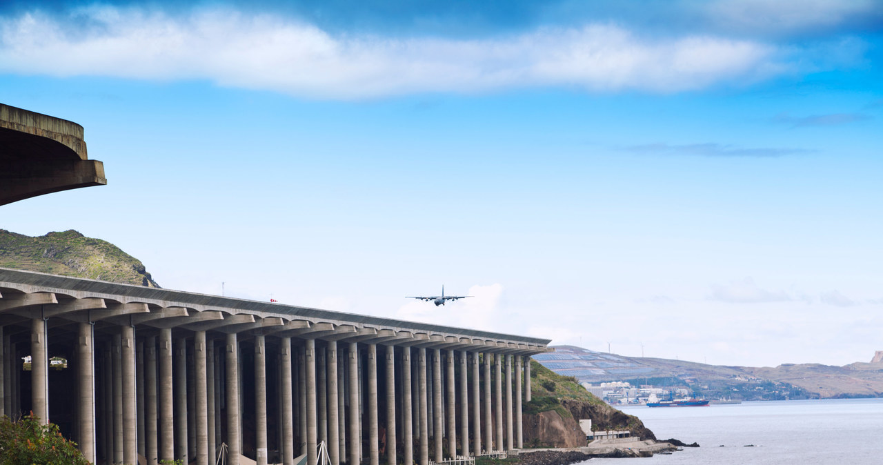 Port lotniczy Madera - ten pas startowy może onieśmielać nawet doświadczonych pilotów /123RF/PICSEL