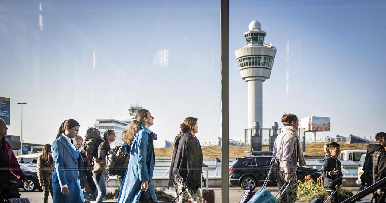 Port lotniczy Schiphol w Amsterdamie - kolejka pasażerów /AFP