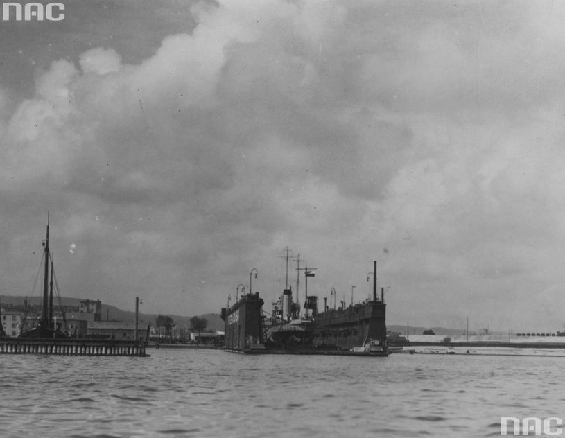 Port Marynarki Wojennej w Gdyni. Nierozpoznany statek w doku /Z archiwum Narodowego Archiwum Cyfrowego