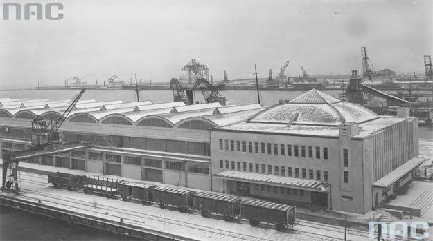 Port w Gdyni w 1938 roku. Wygląd zewnętrzny dworca morskiego. Widoczne portowe urządzenia przeładunkowe /Z archiwum Narodowego Archiwum Cyfrowego