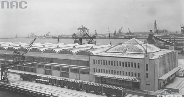 Port w Gdyni w 1938 roku. Wygląd zewnętrzny dworca morskiego. Widoczne portowe urządzenia przeładunkowe /Z archiwum Narodowego Archiwum Cyfrowego